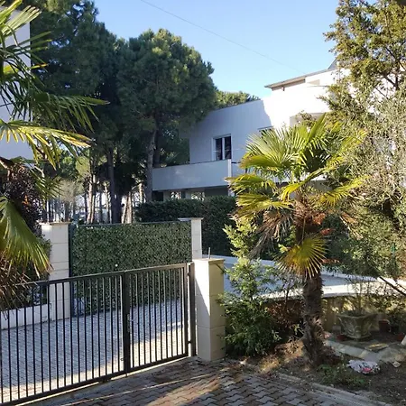 Seasons 1, Golem Kompleksi Dielli Apartment Qerret